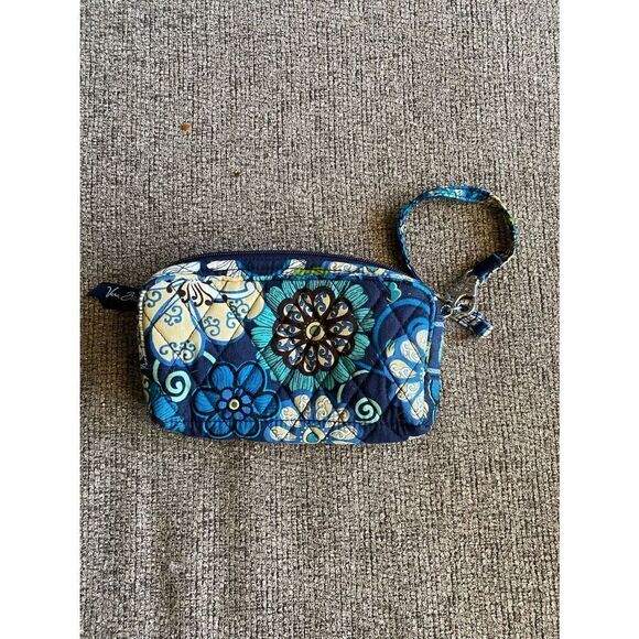 Vera Bradley blue floral quilted wristlet/ wallet 7 x 5 zip closure - Picture 2 of 3